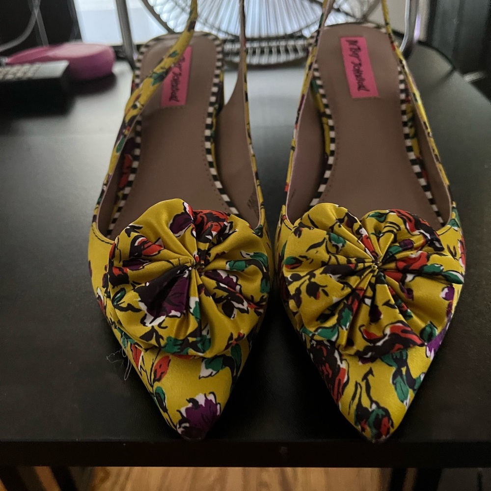 Beverly Johnson Printed Yellow Pumps